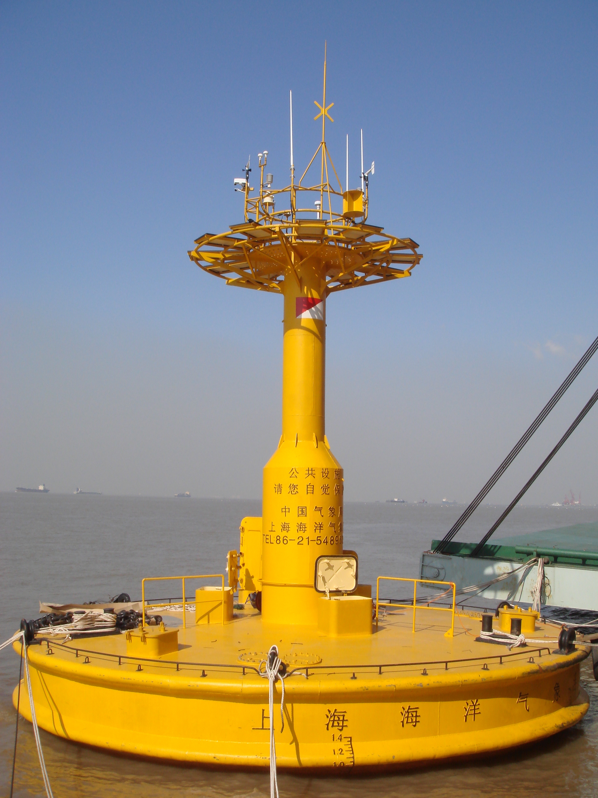 上海洋山深水港海洋气象监测浮标.jpg
